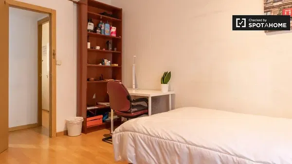 Wohnzimmer; holzboden, tageslicht, moderner stil, hohe decken