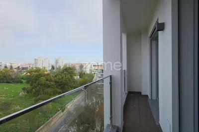 Obývačka; drevená podlaha, prirodzené svetlo, moderný štýl, vysoké stropy