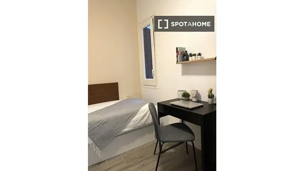 Wohnzimmer; holzboden, tageslicht, moderner stil, hohe decken