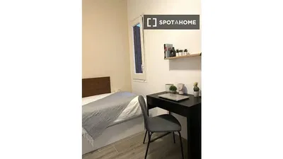 Σαλόνι; ξύλινο πάτωμα, φυσικό φως, μοντέρνο στυλ, ψηλά ταβάνια