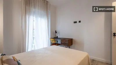 Sala de estar; chão de madeira, luz natural, estilo moderno, teto alto