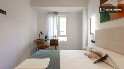 Salon; parquet, lumière naturelle, style moderne, hauteur sous plafond