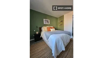 Хол; дървен под, естествена светлина, модерен стил, високи тавани