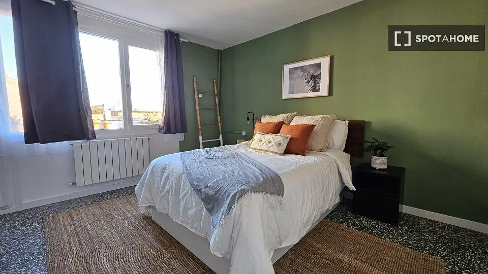 Wohnzimmer; holzboden, tageslicht, moderner stil, hohe decken