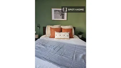 Wohnzimmer; holzboden, tageslicht, moderner stil, hohe decken