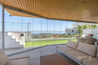 Σαλόνι; ξύλινο πάτωμα, φυσικό φως, μοντέρνο στυλ, ψηλά ταβάνια