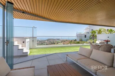 Σαλόνι; ξύλινο πάτωμα, φυσικό φως, μοντέρνο στυλ, ψηλά ταβάνια