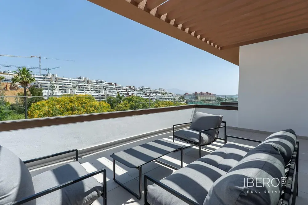 Keuken; keukenapparatuur, houten vloer, natuurlijk licht, moderne stijl, gerenoveerd