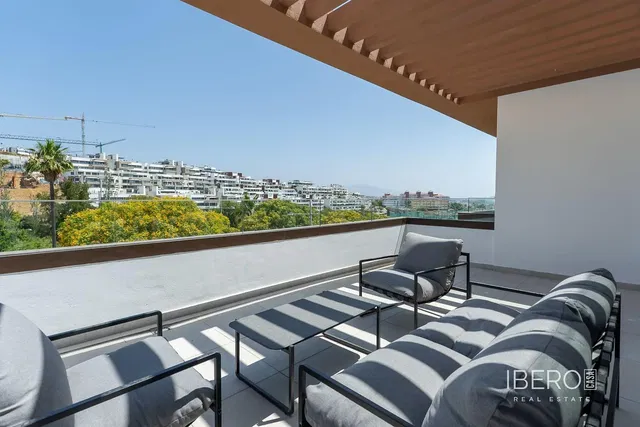 Mutfak; mutfak aletleri, ahşap zemin, doğal ışık, modern stil, tadilatlı