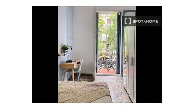 Oturma odası; ahşap zemin, doğal ışık, modern stil, yüksek tavan