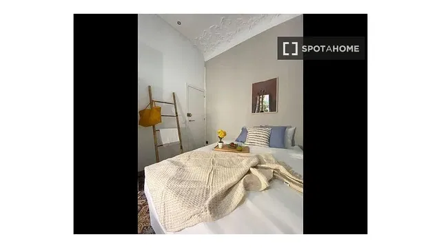 Wohnzimmer; holzboden, tageslicht, moderner stil, hohe decken