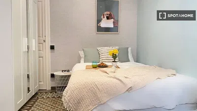 Soggiorno; pavimento in legno, luce naturale, stile moderno, soffitti alti