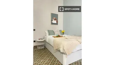 Woonkamer; houten vloer, natuurlijk licht, moderne stijl, hoge plafonds