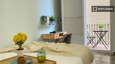 Keuken; keukenapparatuur, houten vloer, natuurlijk licht, moderne stijl