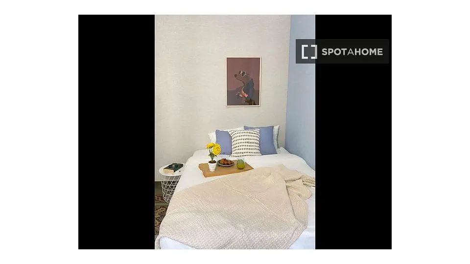 Mutfak; mutfak aletleri, ahşap zemin, doğal ışık, modern stil