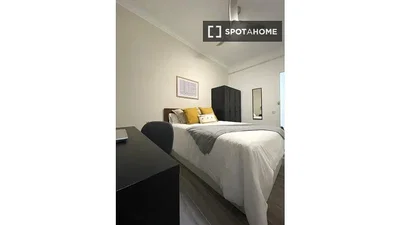 Wohnzimmer; holzboden, tageslicht, moderner stil, hohe decken