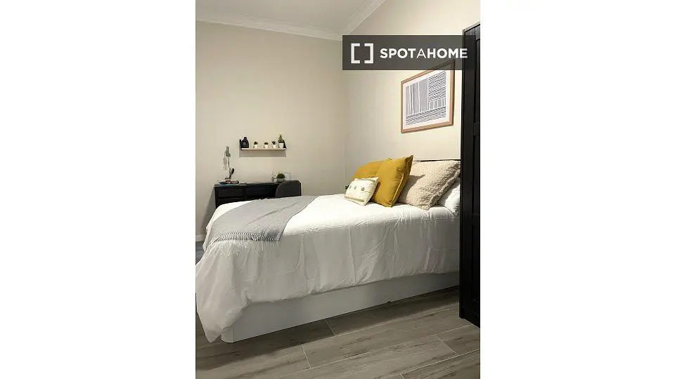 Wohnzimmer; holzboden, tageslicht, moderner stil, hohe decken