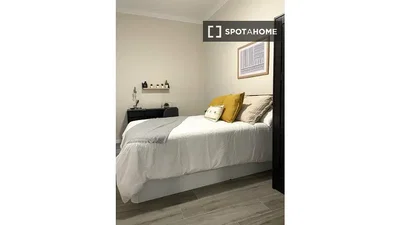 Wohnzimmer; holzboden, tageslicht, moderner stil, hohe decken