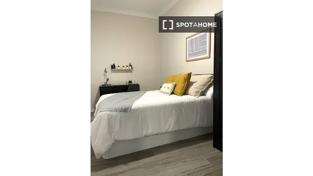 Wohnzimmer; holzboden, tageslicht, moderner stil, hohe decken