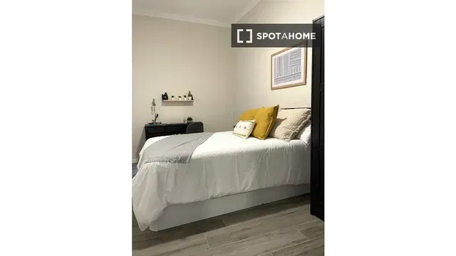 Soggiorno; pavimento in legno, luce naturale, stile moderno, soffitti alti