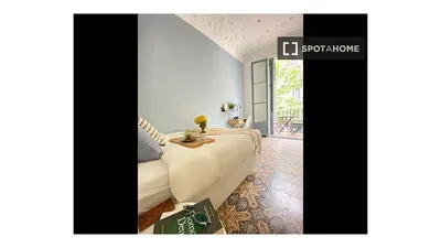 Keuken; keukenapparatuur, houten vloer, natuurlijk licht, moderne stijl, gerenoveerd