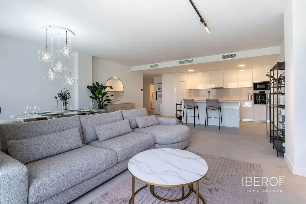 Woonkamer; houten vloer, natuurlijk licht, moderne stijl, hoge plafonds