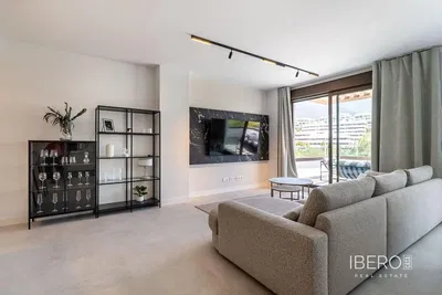 Woonkamer; houten vloer, natuurlijk licht, moderne stijl, hoge plafonds