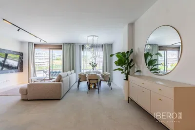 Woonkamer; houten vloer, natuurlijk licht, moderne stijl, hoge plafonds