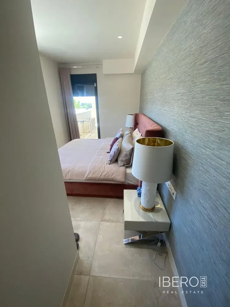 Σαλόνι; ξύλινο πάτωμα, φυσικό φως, μοντέρνο στυλ, ψηλά ταβάνια