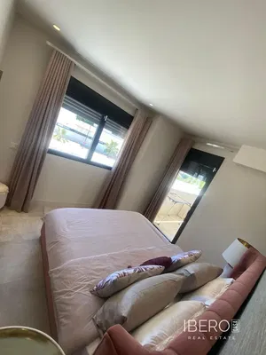 Σαλόνι; ξύλινο πάτωμα, φυσικό φως, μοντέρνο στυλ, ψηλά ταβάνια