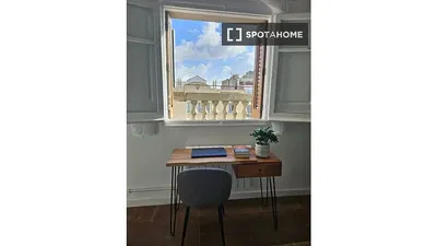 Sala de estar; chão de madeira, luz natural, estilo moderno, teto alto