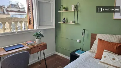 Sala de estar; chão de madeira, luz natural, estilo moderno, teto alto