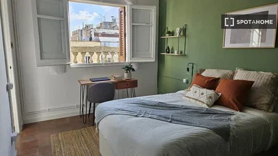 Wohnzimmer; holzboden, tageslicht, moderner stil, hohe decken