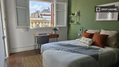 Wohnzimmer; holzboden, tageslicht, moderner stil, hohe decken