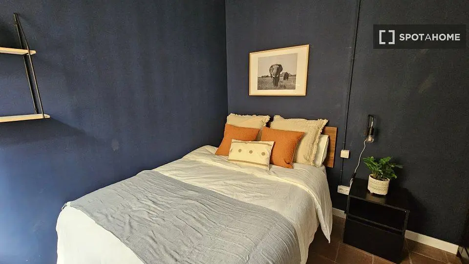 Salón; suelo de madera, luz natural, estilo moderno, techos altos