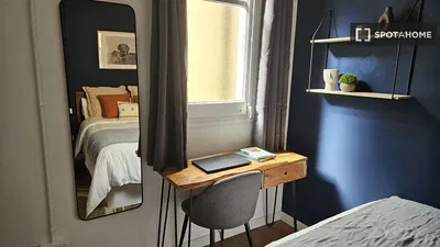 Salón; suelo de madera, luz natural, estilo moderno, techos altos