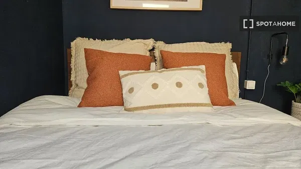 Κουζίνα; συσκευές κουζίνας, ξύλινο πάτωμα, φυσικό φως, μοντέρνο στυλ, ανακαινισμένο