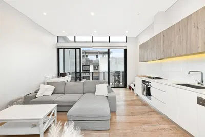 Salón; suelo de madera, luz natural, estilo moderno, techos altos