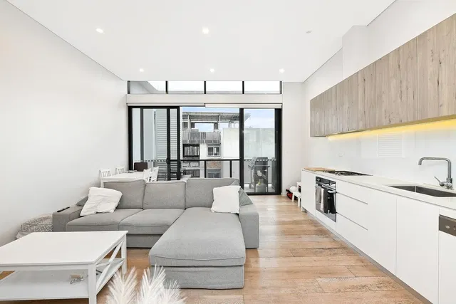 Living room; wood floor, natural light, modern style, high ceiling