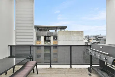 Cuisine; électroménager, parquet, lumière naturelle, style moderne, rénové