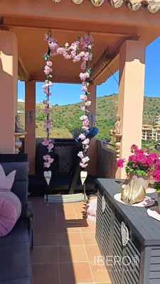 Σαλόνι; ξύλινο πάτωμα, φυσικό φως, μοντέρνο στυλ, ψηλά ταβάνια