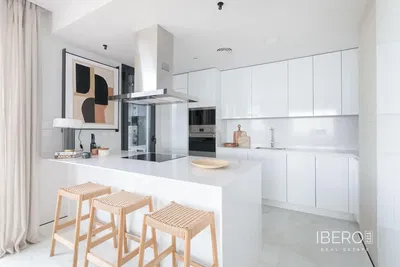 Wohnzimmer; holzboden, tageslicht, moderner stil, hohe decken