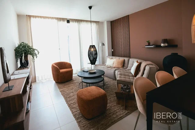 Wohnzimmer; holzboden, tageslicht, moderner stil, hohe decken