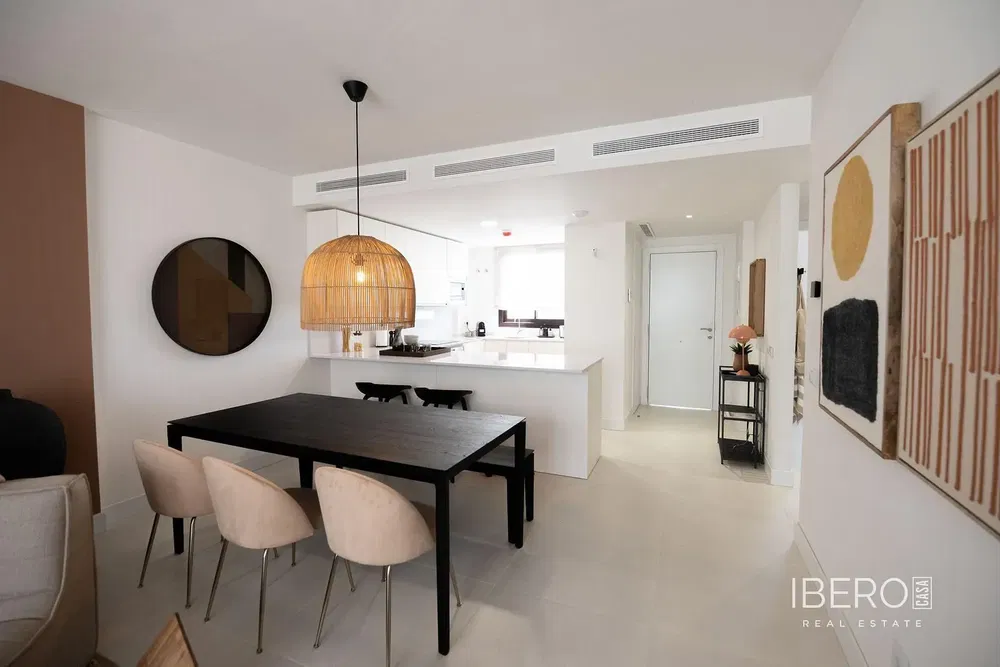 Salon; podłoga drewniana, światło dzienne, styl nowoczesny, wysokie sufity