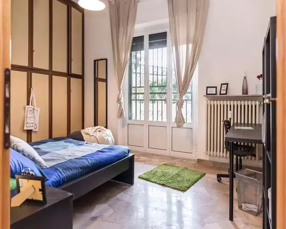 Wohnzimmer; holzboden, tageslicht, moderner stil, hohe decken