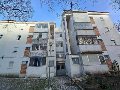 Wohnzimmer; holzboden, tageslicht, moderner stil, hohe decken