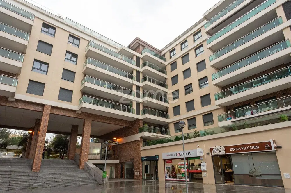 Living room; wood floor, natural light, modern style, high ceiling