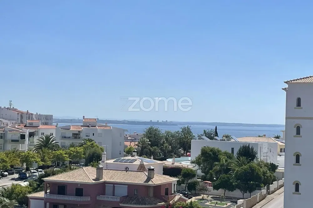 Κουζίνα; συσκευές κουζίνας, ξύλινο πάτωμα, φυσικό φως, μοντέρνο στυλ, ανακαινισμένο