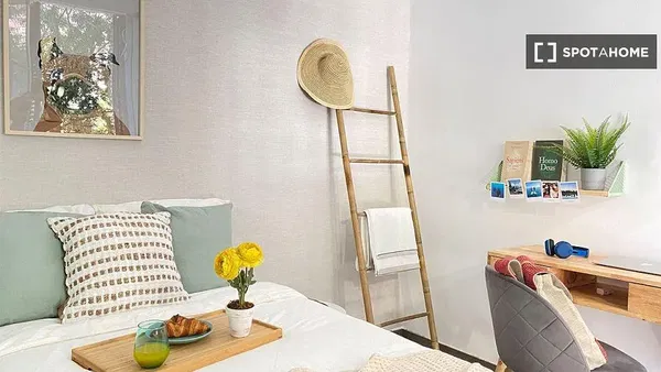 Mutfak; mutfak aletleri, ahşap zemin, doğal ışık, modern stil, tadilatlı