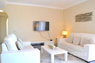 Σαλόνι; ξύλινο πάτωμα, φυσικό φως, μοντέρνο στυλ, ψηλά ταβάνια